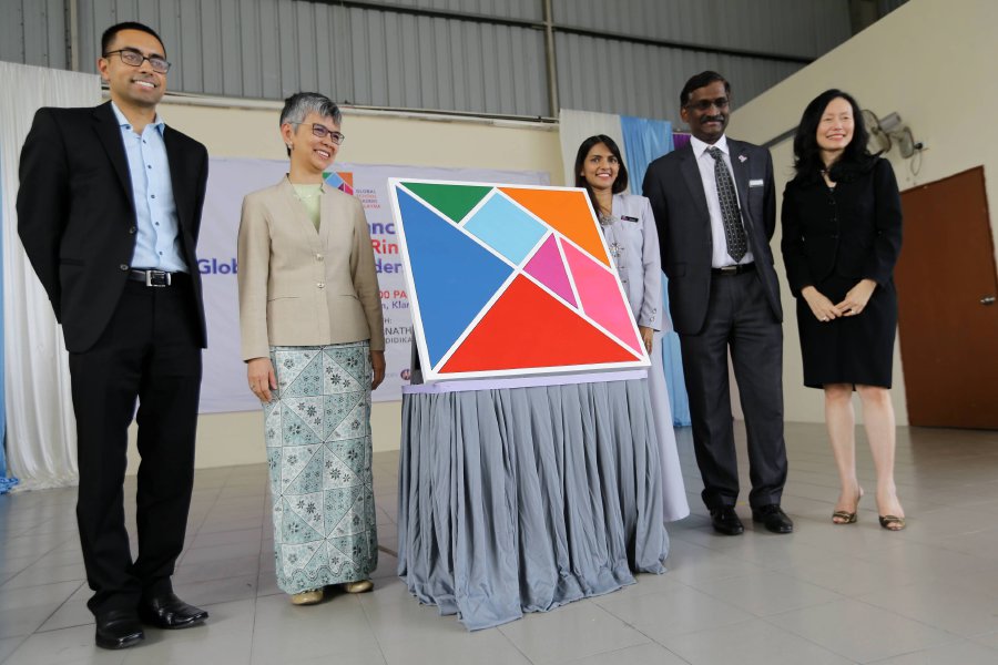 PELABUHAN KLANG 17 JANUARI 2018. Timbalan Menteri Pendidikan Datuk P Kamalanathan bergambar bersama Pengarah Program YTL Foundation Datin Kathleen Chew (kanan), Pengarah CSR Hap Seng Puan Sri Maimon Arif (kiri) , Pengarah Negara Global School Leaders Malaysia Cherly Ann Fernando (tiga kanan) dan Ketua Pegawai Eksekutif Global School Leaders Sameer Sampat di Perasmian Program Rintis Global School Leaders Malaysia di Sekolah Kebangsaan Kampung Idaman. NSTP/ROSLIN MAT TAHIR.